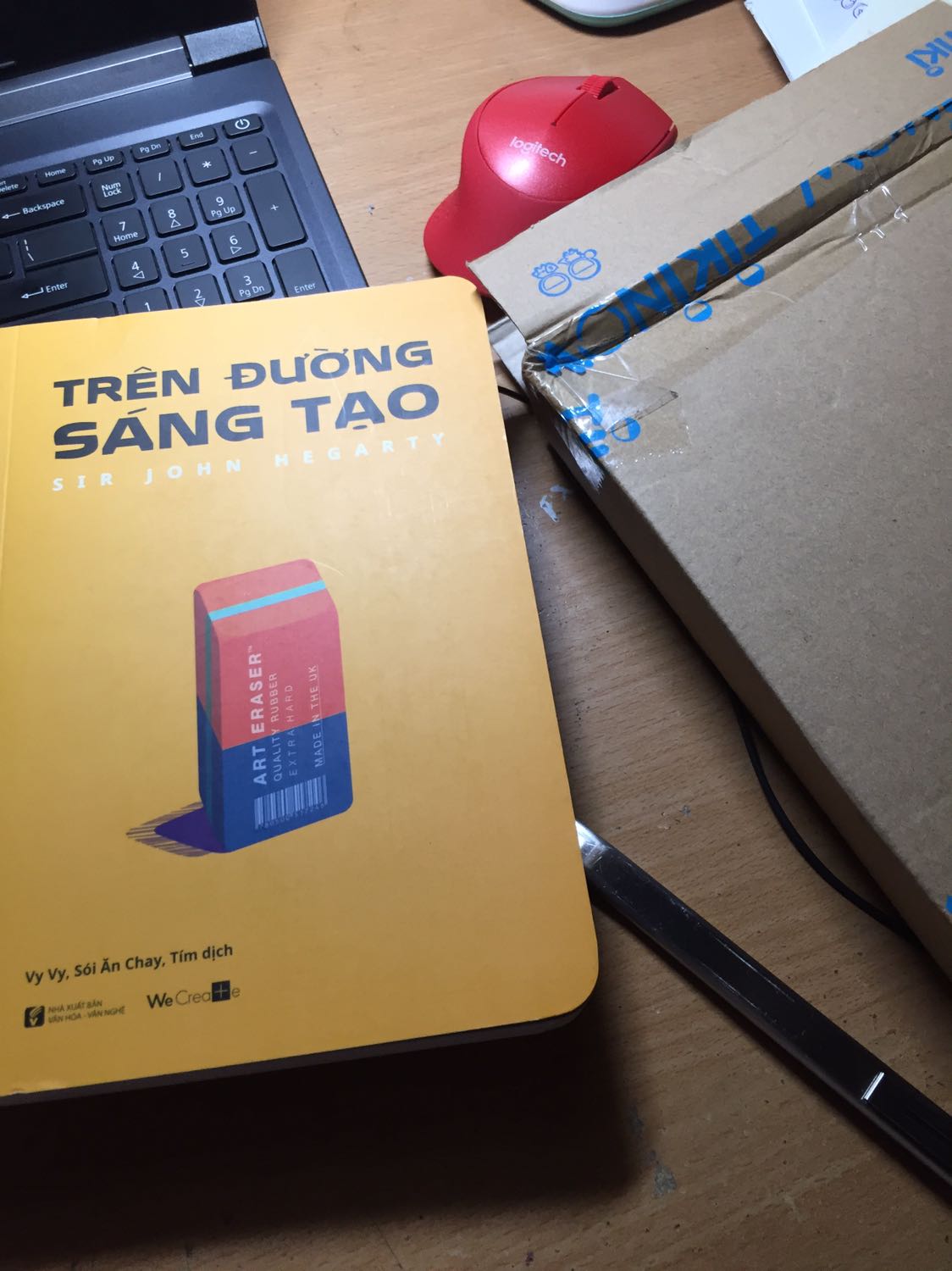 Mình mua sách của WeCreate được 4-5 lần rồi và chưa lần nào thất vọng cả...
Cả chất lượng sách và nội dung đều đẹp tuyệt vờiii...
Giao hàng cực nhanh, shipper thân thiện...