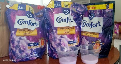 Tôi nghi ngờ sản phẩm bị giả, yêu cầu shop xử lý giúp. Sản phẩm nhận được bao bì màu nhạt, ko có chữ Bella, mùi hương ko thơm, loãng. Tôi có chụp hình sản phẩm tôi đang dùng và sản phẩm mua của tiki