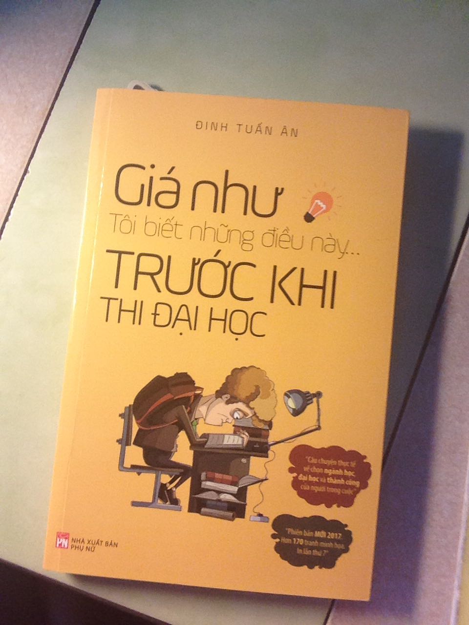 Tiki giao hàng rất đúng tgian . Sách rất đẹp và ko bị trầy xước ở đâu cả. Nội dung cuốn sách cũng rất cần thiết cho các bạn học sinh đang băn khoăn không biết chọn ngành hay trường j hay cả những bạn sinh viên đang học Đại học và sắp ra trường