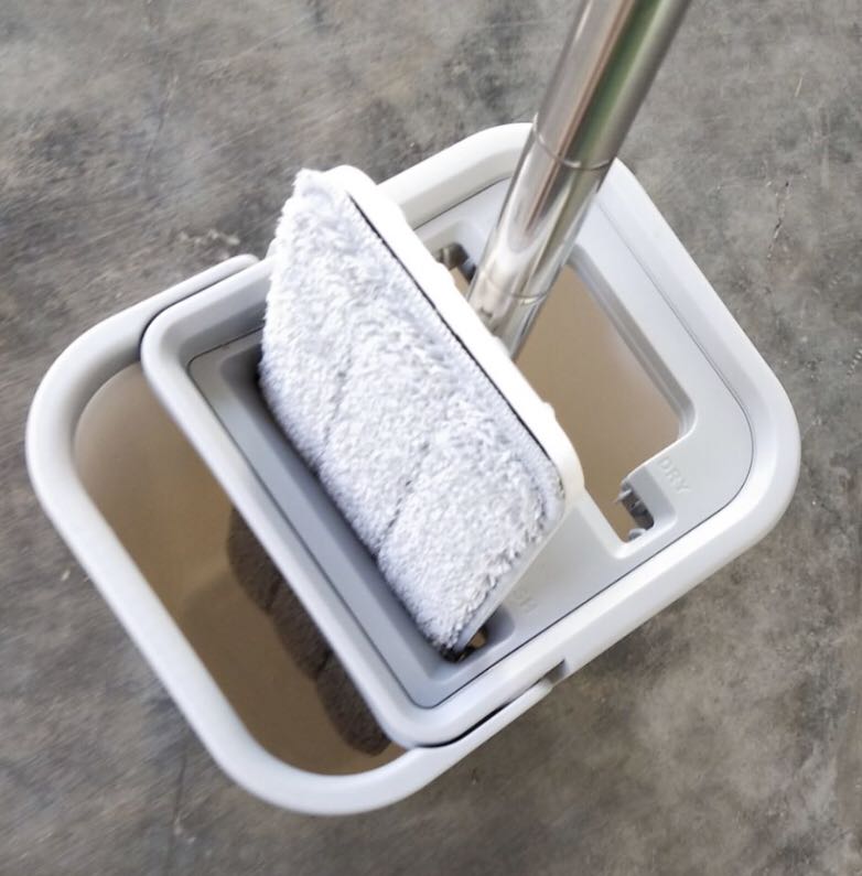 Miếng lau nhà thế hệ mới này lau sạch, sát bề mặt đất, không để trống chỗ nào bị thiếu nước khi lau nhà Miếng lau nhà thế hệ mới này lau sạch, sát bề mặt đất, không để trống chỗ nào bị thiếu nước khi lau nhà