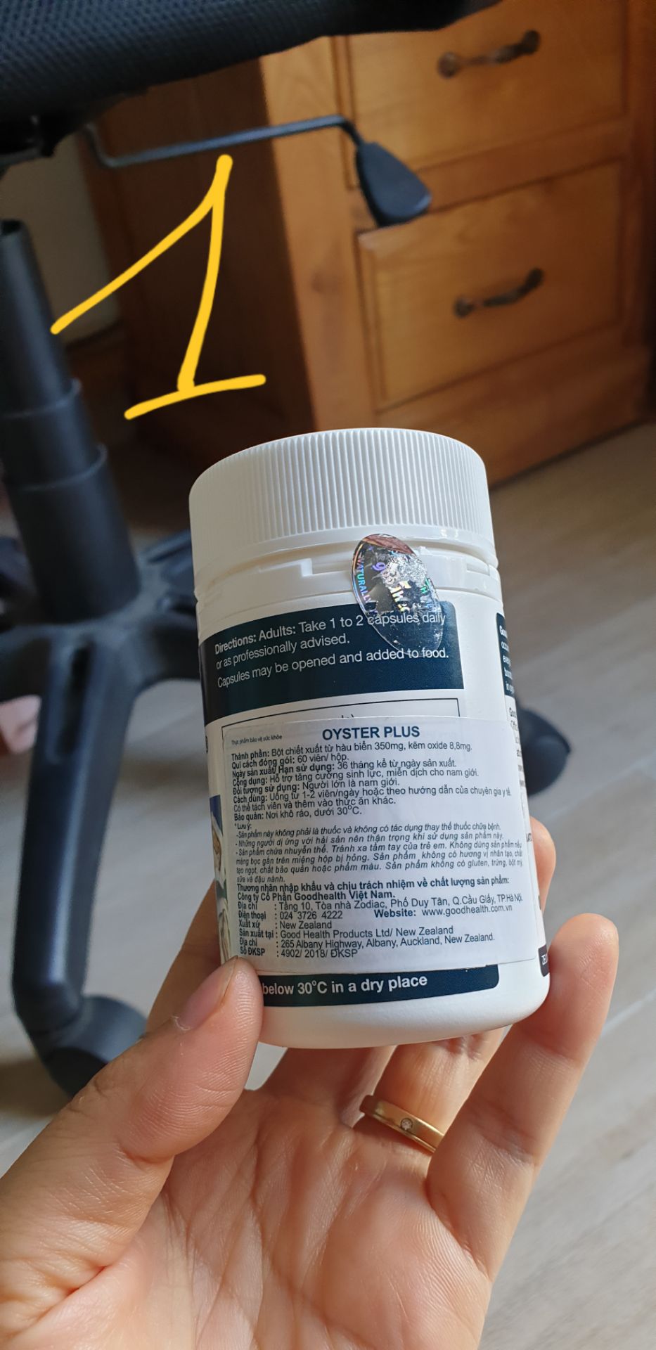 Nhãn lệch, ko có QR code. Liên lạc bên Goodhealth nói không bao j nhãn sp chính hãng lệch như vậy. Tiki giải quyết khiếu nại chậm 1-2 tuần sau khi gửi khiếu nại mới báo cho shop. Shop liên hệ và từ chối nhận đây là sp của mình