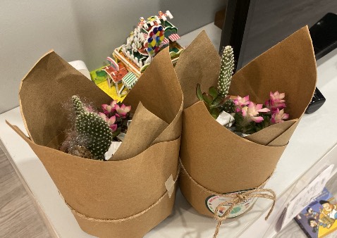 Tiki đóng gói kỹ càng, cẩn thận có bọc chống sốc cho sách luôn. Anh shipper thân thiện, lịch sự và giao hàng cực kỳ đúng theo thời gian của Tiki. Like nhé 👍