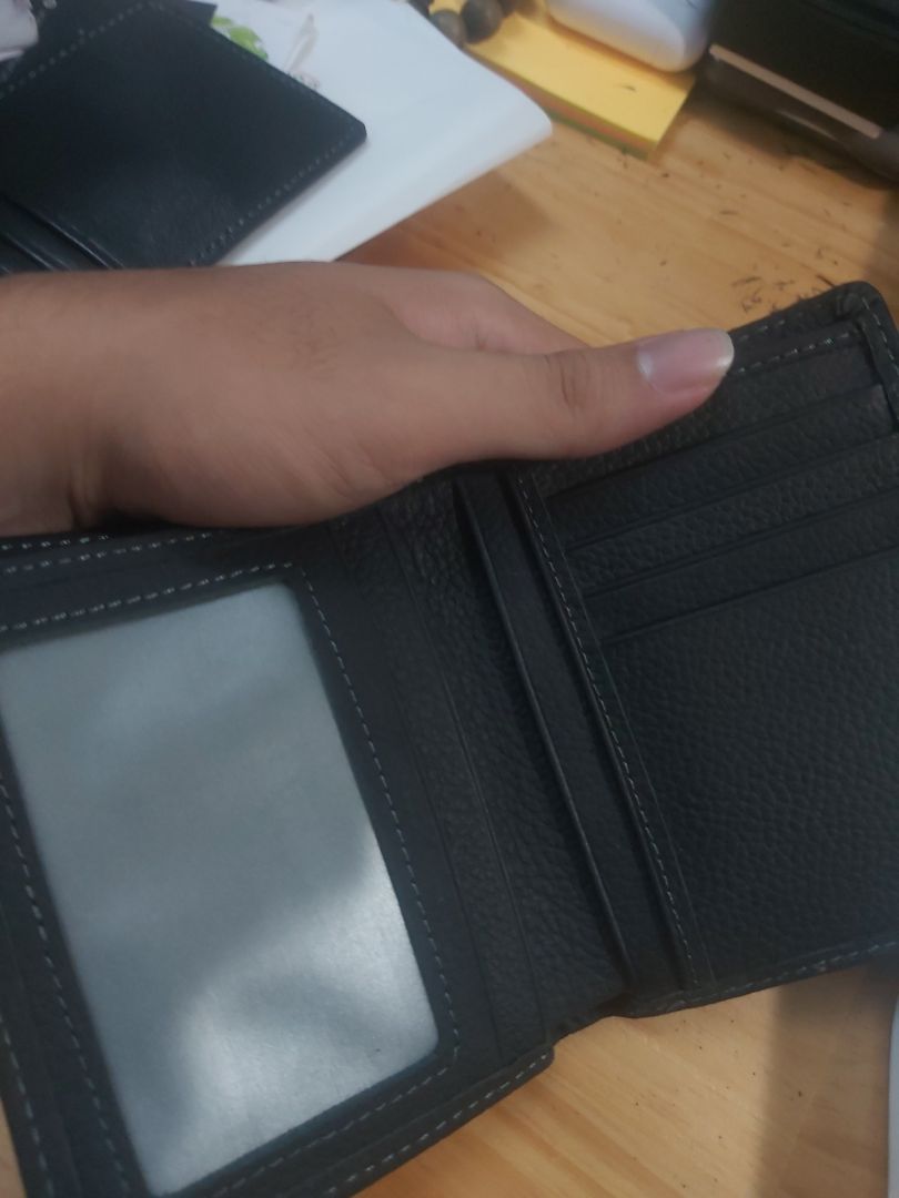 *Đánh giá: đây là lần thứ 3 em mua đồ bên đây, chất lượng khỏi bàn MUA 3 LẦN LẬN MÀ, shop tư vấn nhiệt tình, giao hành nhanh, giá ok hơn các chỗ khác nhiều, đóng gói bằng hộp rất chu đáo, có thư cám ơn và thẻ bảo hành, e mua sale được tặng thêm ví đựng card. Em sẽ giới thiệu cho gia đình và bạn bè ủng hộ shop. Full 5 sao
*Đóng góp: Nên làm thêm đồ cho nữ nha shop để mốt có thể mua biếu cho người thân.