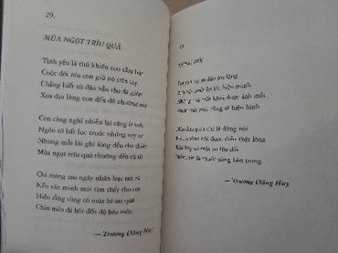 Giao hàng nhanh, đóng gói cẩn thận. Quan trọng nhất là sách nhỏ nhắn, đẹp và sang quá trời, từ bìa đến các trang bên trong luôn. Nội dung là tuyển tập các tác giả của Thìa Đầy Thơ thì hay miễn bàn ạ