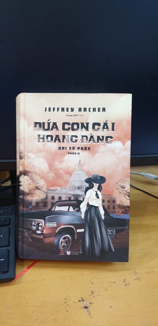 Mình thích truyện Jeffrey Archer từ hồi đọc Hai số phận cách đây hơn 20 năm.
Hy vọng với những lời khen của các bạn, nội dung sẽ cuốn hút và theo giọng văn của cuốn Hai số phận. Ngoài 2 cuốn này, Quyền lực thứ 4 của ông cũng khá cuốn hút đấy.
Tiki giao nhanh, mình chọn giao 02h, chuẩn luôn, chưa đến 2h đã giao. 
Sách khổ bé mà dày cộp. Có kèm bookmark mà mỏng quá, nếu tặng thì nên làm chất lượng hơn.
Bảo quản sách của tiki không tốt lắm, có tình trạng bị óp, dập phần gáy sách. Cho 4,5 sao!
