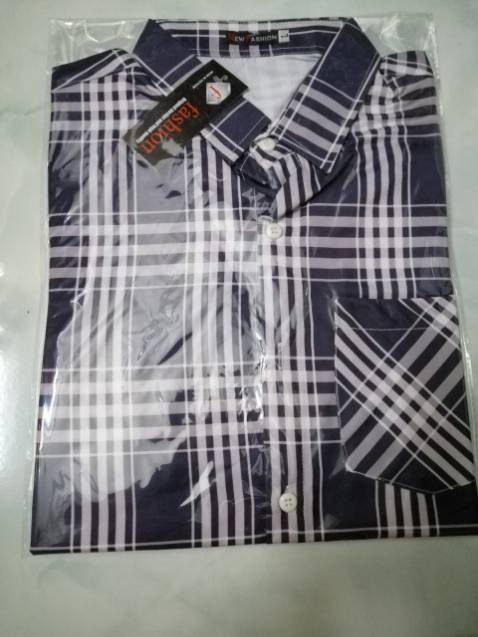 Vải sờ mịn, mát, có độ bóng, áo mặc lên form rất đẹp