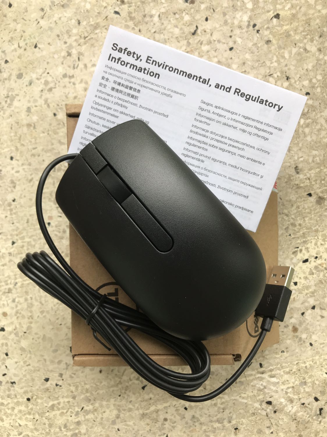 Cập nhật: Sau khi vô tình nhấn vào cái chuông nhỏ xíu của app mới thấy có thông báo là đơn hàng gặp trục trặc từ Tiki, được xin lỗi và tặng mã giảm giá (không biết bao nhiêu vì chưa sử dụng). Nên mình nâng từ 1 sao lên 5 sao.

Tiếng nút bấm hơi ồn và đặc biệt nút lăn lỏng và yếu. Tuy nhiên trong tầm giá không đòi hỏi gì thêm.

Trải nghiệm lần đầu mua hàng tại Tiki Trading là cực kỳ tệ. Đặt mua sản phẩm hôm thứ 6 (19/11). Trong khi đơn hàng từ các nhà bán khác đã được xử lý thì Tiki Trading treo đơn hàng của khách.

Liên hệ hỗ trợ thì chỉ nhận được câu trả lời là bảo chờ và không huỷ đơn được.

Sau đó, Tiki tự huỷ đơn hàng và báo hoàn tiền. Đến nay tiền vẫn chưa vào lại tài khoản.

Về sản phẩm: Sau khi đặt mua lại bằng đơn mới thì nhận được sản phẩm trễ hơn 2 ngày so với dự kiến. 

Sản phẩm đóng gói kỹ, hộp bao bì không bị móp. Tuy nhiên sản phẩm đã bị mở để dán tem bảo hành từ nhà bán.

Sản phẩm là hàng chính hãng, được sản xuất vào tháng 1/2021. Mua sản phẩm vào ngày 23/11/2021. Tem bảo hành để ngày 7/11/2021.