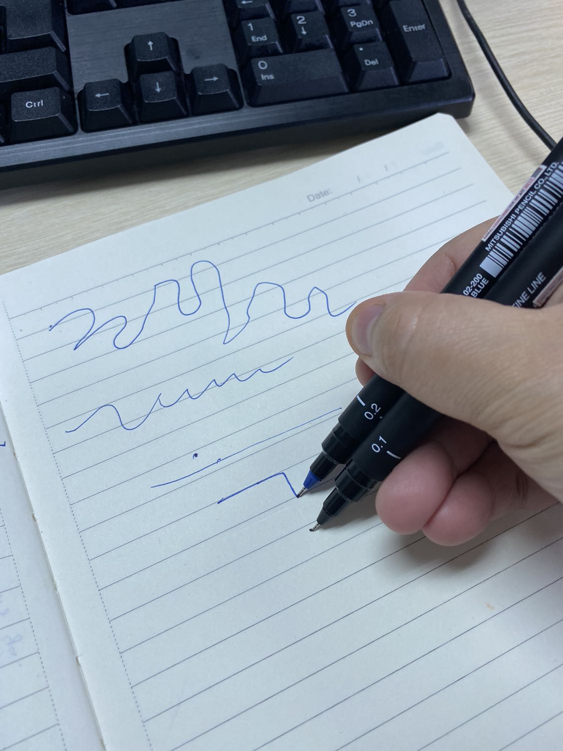 Mình đặt mua cùng lúc 2 cây 1 đen 1 xanh nhưng mà chỉ có mỗi cây xanh là viết ra mực còn cây kia là không viết được luôn. Đến giờ mới có time review nên shop đừmg hỏi tại sao không báo đổi hàng hay hỏi tư vấn này nọ như mấy shop kia nha!