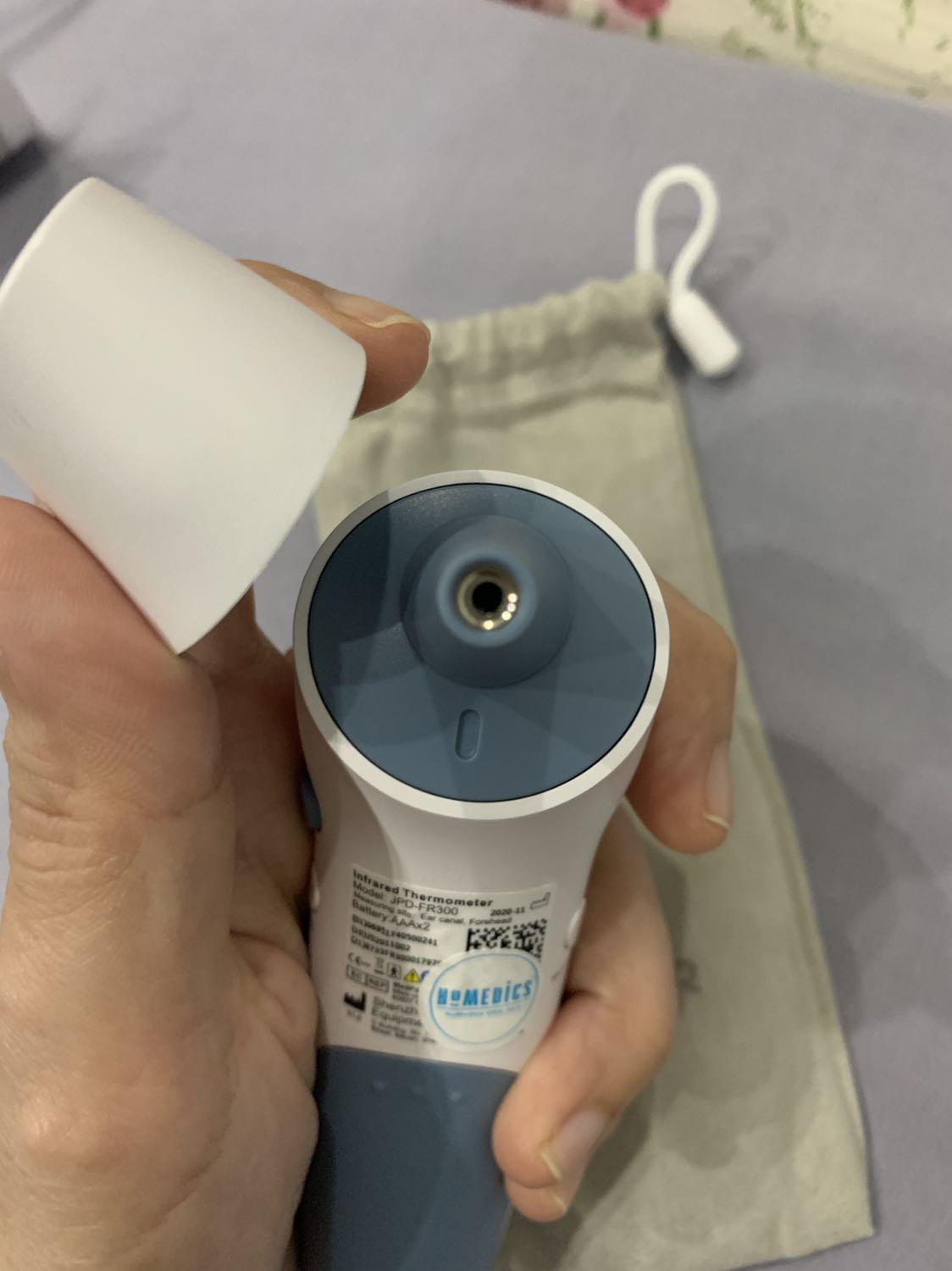 Sản phẩm chất lượng, sử dụng PIN 3A dễ mua. Có vài sản phẩm khác sử dụng Pin đồng hồ nên không thông dụng lắm. 2 chức năng cực kì quan trong mà đo trán và đo lỗ tai. Bấm một cái là hiện lên kết quả liền.