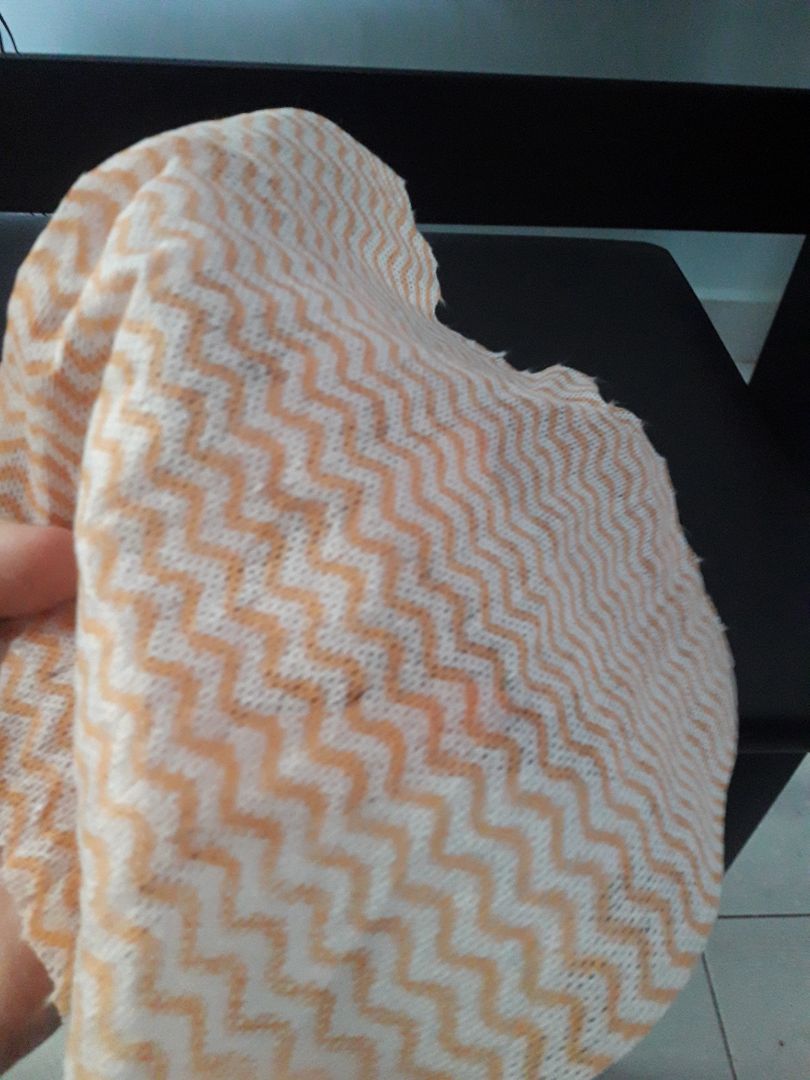 Em là người thường mỗi buổi tối sau bửa ăn phải lau bếp điều em ghét nhất. Đó là khăn giẻ sử dụng đi sử dụng lại lau bếp mà bếp không sạch chỉ mang theo dầu mỡ, cát bụi trong đó cộng phải giặt nữa thì không thể nào sạch 100%.Kể từ khi mua khăn lau trên tiki này thì em thích chất liệu dai bền sử dụng, 1 l lau bếp lần sau khi lấy ra em sử dụng nước lau bếp lau rất là sạch sẽ và em ít vất vả hơn.Về mặt phục vụ nhân viên tiki giao hàng nhanh chóng sản phẩm đã được đóng gói kĩ càng sản phẩm còn mới nguyên không bị hư hỏng. Hy vọng tiki sẽ giao những sản phẩm tiện ích không chỉ riêng bản thân em mà cả gia đình em.