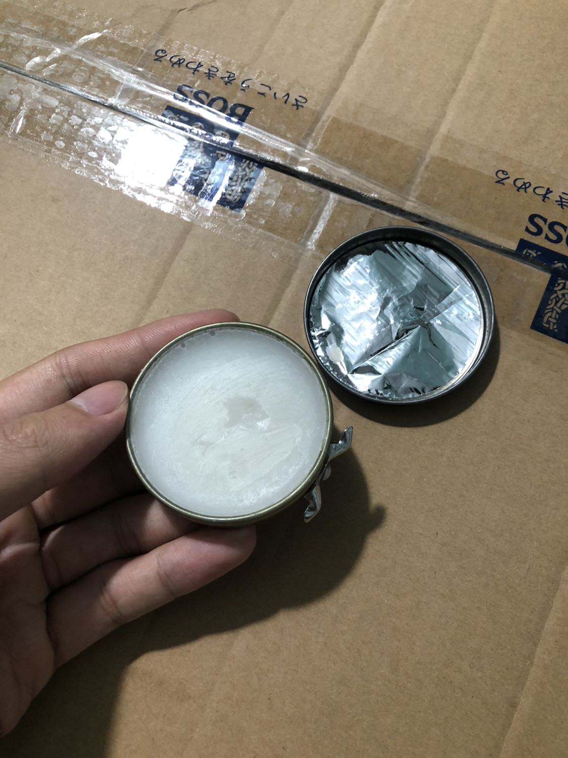 Sản phẩm ko như trên mô tả. Các hộp xi ko có nhãn mác như ảnh của shop cung cấp. 1 hộp xi bằng nhôm bên trong chứa sáp màu trắng, mùi rất nồng. Hộp còn lại bằng nhựa, bên trong độn xốp, ko phải chứa xi màu đen như mô tả của shop. 
Các bàn chải lông nhựa rất cứng ko thể dùng đánh giày da đc. 
Sản phẩm này từ Siêu thị Ngọc Huyền ko đảm bảo chất lượng, mọi người đừng mua để rồi phải thất vọng.
Góp ý với shop: hãy ngưng bán những sản phẩm kém chất lượng như thế này. Hoặc ít ra shop hãy mô tả đúng với sản phẩm thật mà shop bán. Ko nên *** dối khách hàng. 
Mình rất ko hài lòng với cách kinh doanh của shop.
Buôn bán kiểu ko uy tín thì dù có làm cái gì cũng không thể khá nổi đâu ạ.