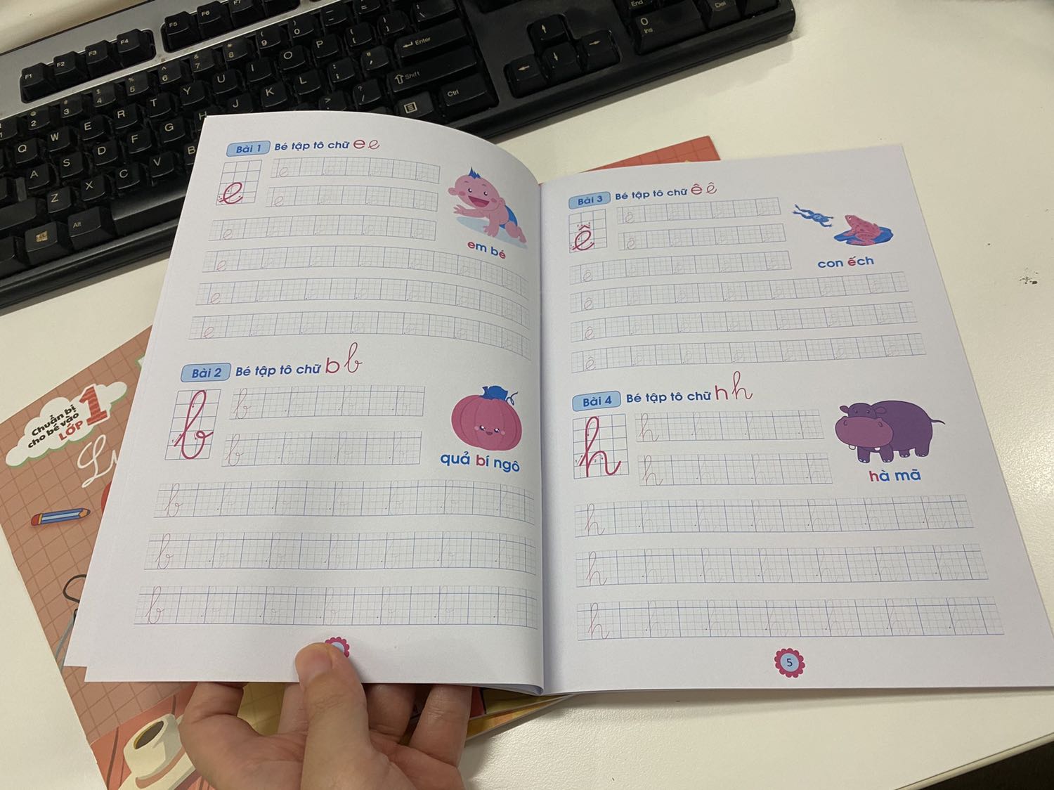 Vở khá đẹp, giấy dày dặn, thiết kế bên trong cũng dễ nhìn! Nói chung phù hợp vs các bạn sắp đi học!
Tiki giao hàng nhanh và cẩn thận!