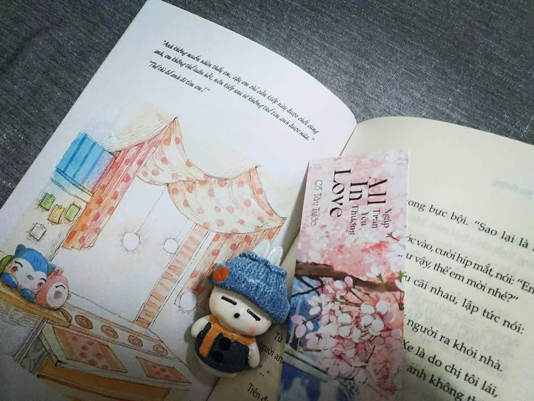 Bộ All in love này tôi đọc từ rất lâu rồi, ngọt và siêu hài luôn. Nhất là nam chính Từ Vi Vũ với độ vô sỉ và thê nô có thừa luôn đem lại nhiều tình huống cười ra nước mắt. Bản cũ xuất bản thì bìa đơn giản mà xinh, đáng yêu. Còn bản mới này thì bìa ngọt ngào, rất thơ và rất chất ngôn tình nên mình quyết định rước về. Sách không dày lắm, nhưng được thêm một lớp bìa áo rất xinh. Tha hồ vừa đọc vừa thoải mái sống ảo.