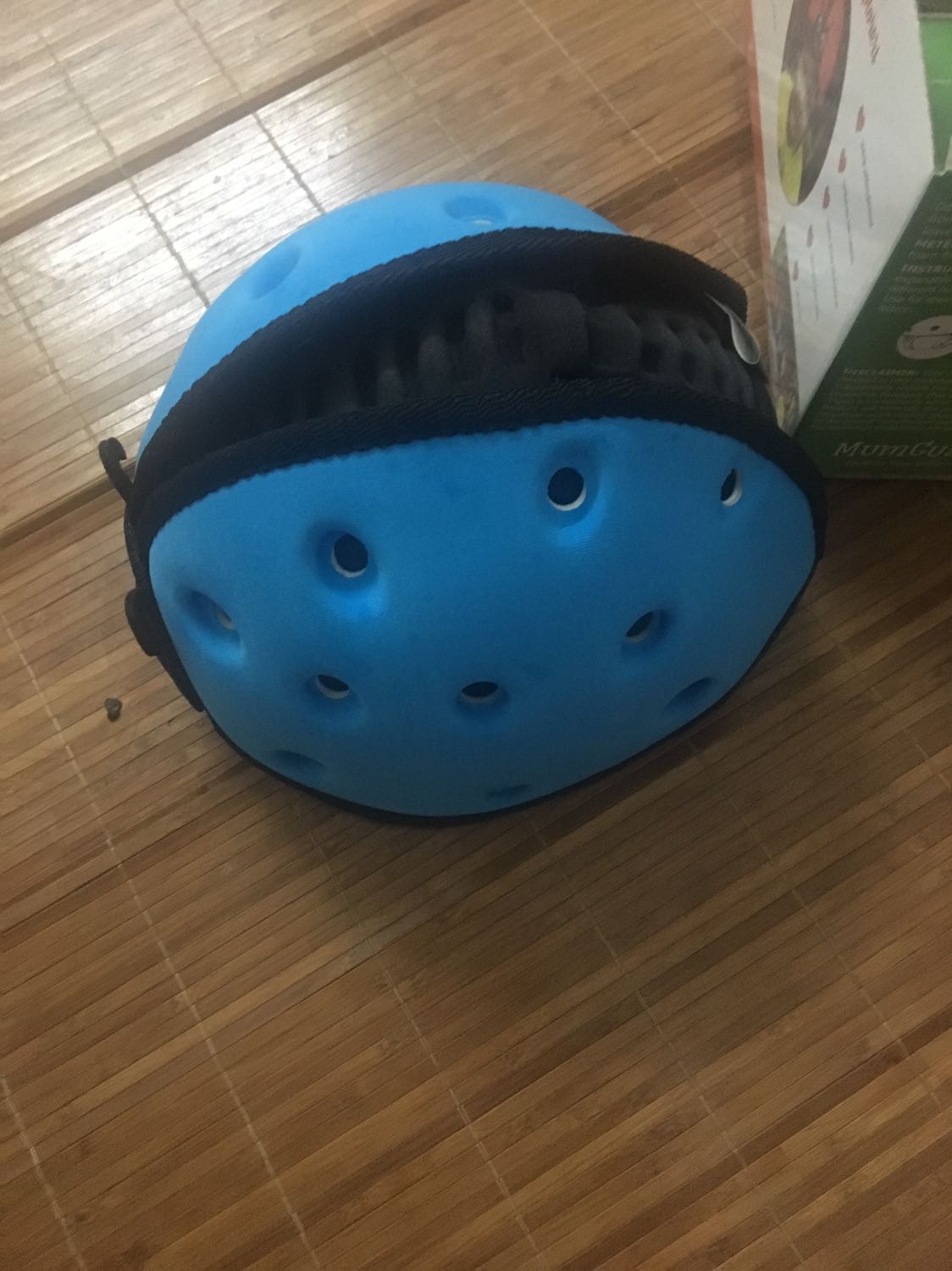 Thời gian giao hàng nhanh hơn so vs lịch hẹn nhưng thái độ nv giao hàng rất tệ, ko tìm đc nhà còn nói mk ghi sai địa chỉ trong khi mk đã dùng địa chỉ này đặt hàng ở nhiều nơi rồi, mk phải đội mưa ra đầu đường để lấy đồ, thái độ vậy thì thà giao đúng ngày đi còn hơn