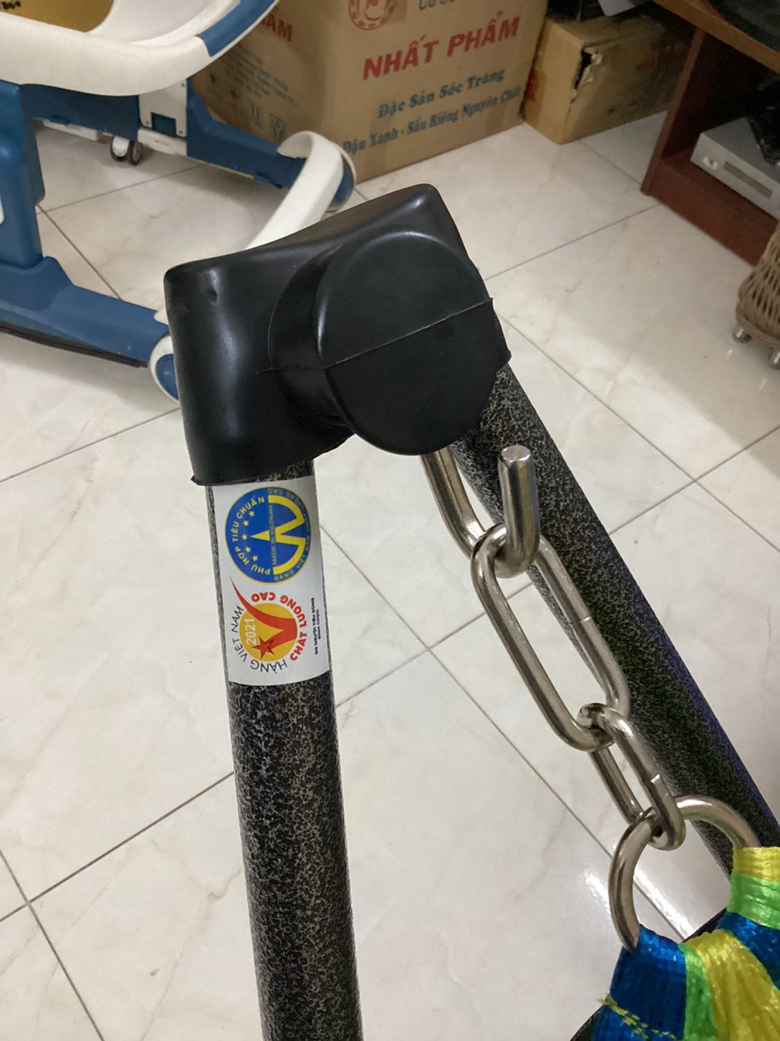 Khung sườn chắc chắn, võng thoáng mát, người lớn nằm thoải mái. Giá hợp lý.