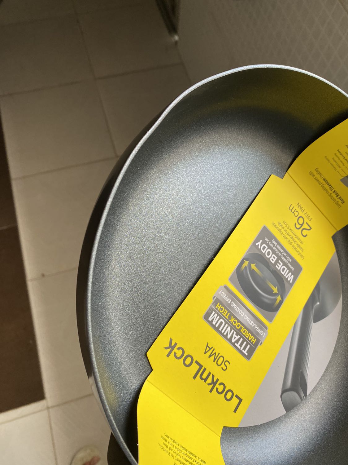 Vừa mới nhận, chảo móp méo nhiều chỗ, cán thì lỏng, trầy xướt, bao bọc quá sơ sài. Mong đổi trả