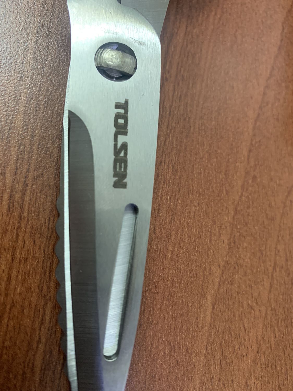 Kéo thì bén nhưng Logo và thương hiệu không rõ ràng, bị 2 chữ chồng lên nhau. Không biết phải hàng chính hãng không???