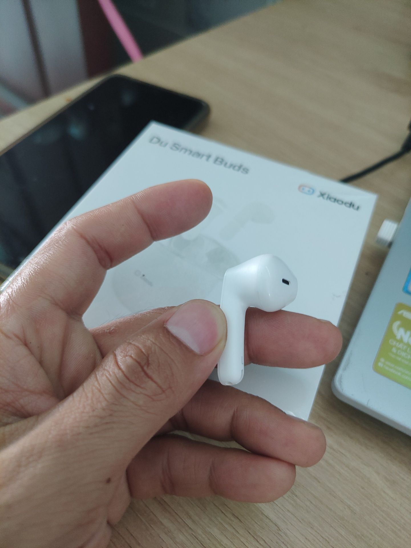 hehehh vài trăm thôi nhưng xịn thật các ông ạ, nhìn nhỏ nhỏ dễ thương, bluetooth rất oke, kết nối nhanh với mic bắt âm tốt phục vụ cong việc oke cho shop 5*