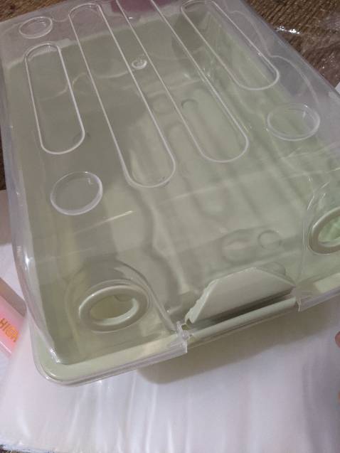 Hộp nhựa khá lỏng lẻo, dễ vỡ. Size giày 39 để hộp này phải để ngang mới vừa. Khoá cũng lỏng, không chắc chắn cho lắm, nếu mn mua thì nên mua size to hơn.