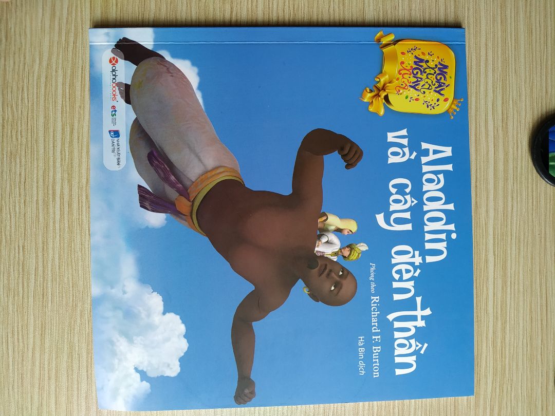 Mua về mà mình còn ham đọc trước cả bọn trẻ. Sách có 52 trang cũng được nha mọi người có cả phần câu đố phía cuối sách nữa. Dịch vụ tiki siêu nhanh, đặt hàng tối hôm trước sáng hôm sau đã có luôn rồi. Anh giao hàng siêu vui tính.