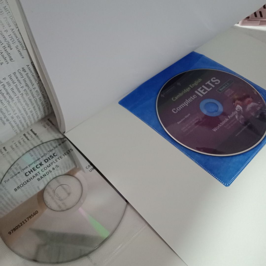 Sách đẹp lắm, mỗi tội hông đc bọc nilong như quyển student's book nên có chỗ bị trầy bìa Sách đẹp lắm, mỗi tội hông đc bọc nilong như quyển student's book nên có chỗ bị trầy bìa