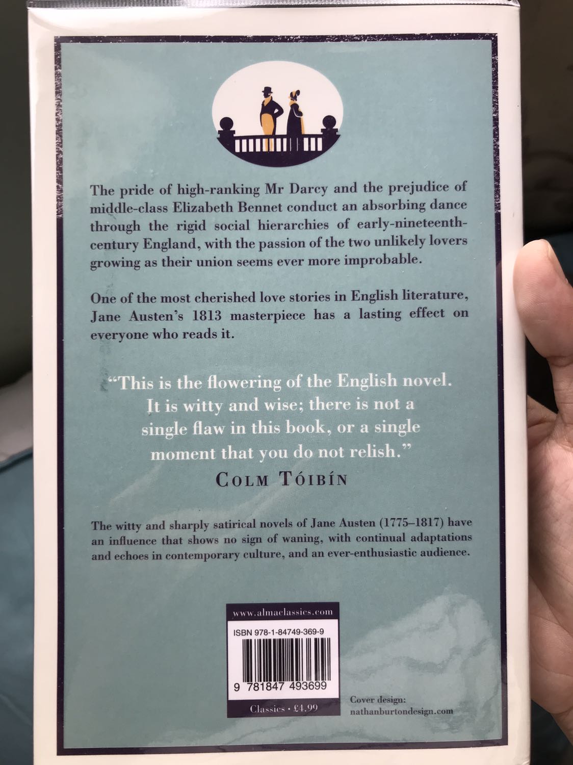 tuy hộp bị móp méo nhưng may sách bên trong vẫn nguyên vẹn, rất mới ko tì vết, lại còn được bọc plastic rất đẹp nữa. Giấy in màu sáng ánh xám nhẹ. Khổ sách vừa tay, chữ nhỏ cỡ size 9pt, rất hài lòng.