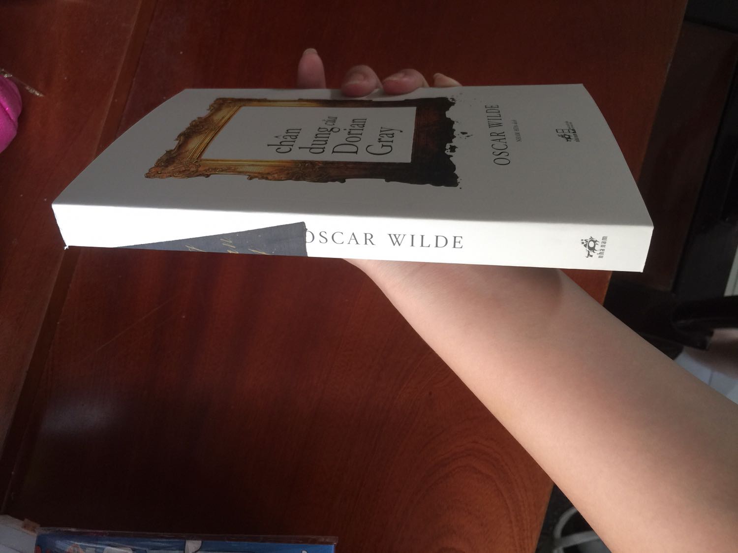 Sách giao nhanh, được đóng gói rất cẩn thận, có bọc bảo vệ, gáy sách ko bị gãy, trang sách ko bị ố vàng dù là sách đang được sale lớn :)))) Mình luôn thích các sách do Nhã Nam xuất bản và cũng rất hài lòng khi Nhã Nam luôn đặt chất lượng lên hàng đầu, sách giá sale nhưng chất lượng thì luôn đỉnh nhất! Sẽ tiếp tục ủng hộ!