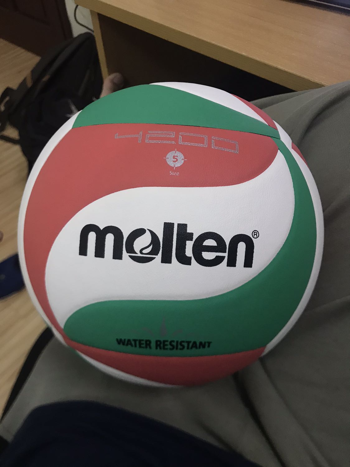 Sản phẩm đẹp , dùng tốt và thích , lúc ms mua về thì bóng ko bơm sẵn đâu , nên mọi ng nếu chưa có bơm thì nhớ sớm thêm bơm nhé , trong hộp lúc giao hàng có sẵn một kim chuyên dùng bơm bóng thì lắp vào mà bơm lên là đc thôi