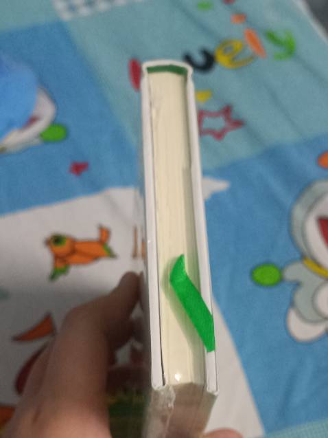 Seal vẫn còn khá nguyên vẹn và có một vài chỗ hơi nhăn,gáy sách bị biến dạng