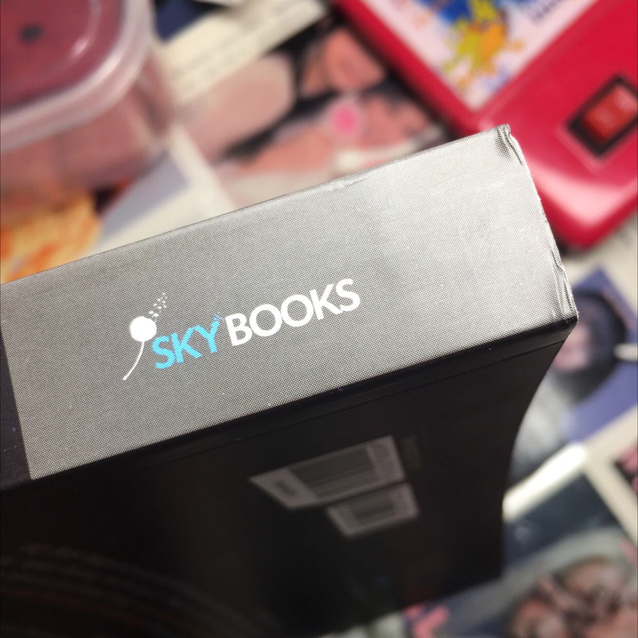 Giấy dày, sách mới. Một điểm trừ là không có bọc chống sốc nên mép sách bị nát một chút, và gáy sách dán keo không kĩ. Nhưng chung quy lại vẫn rất ok.