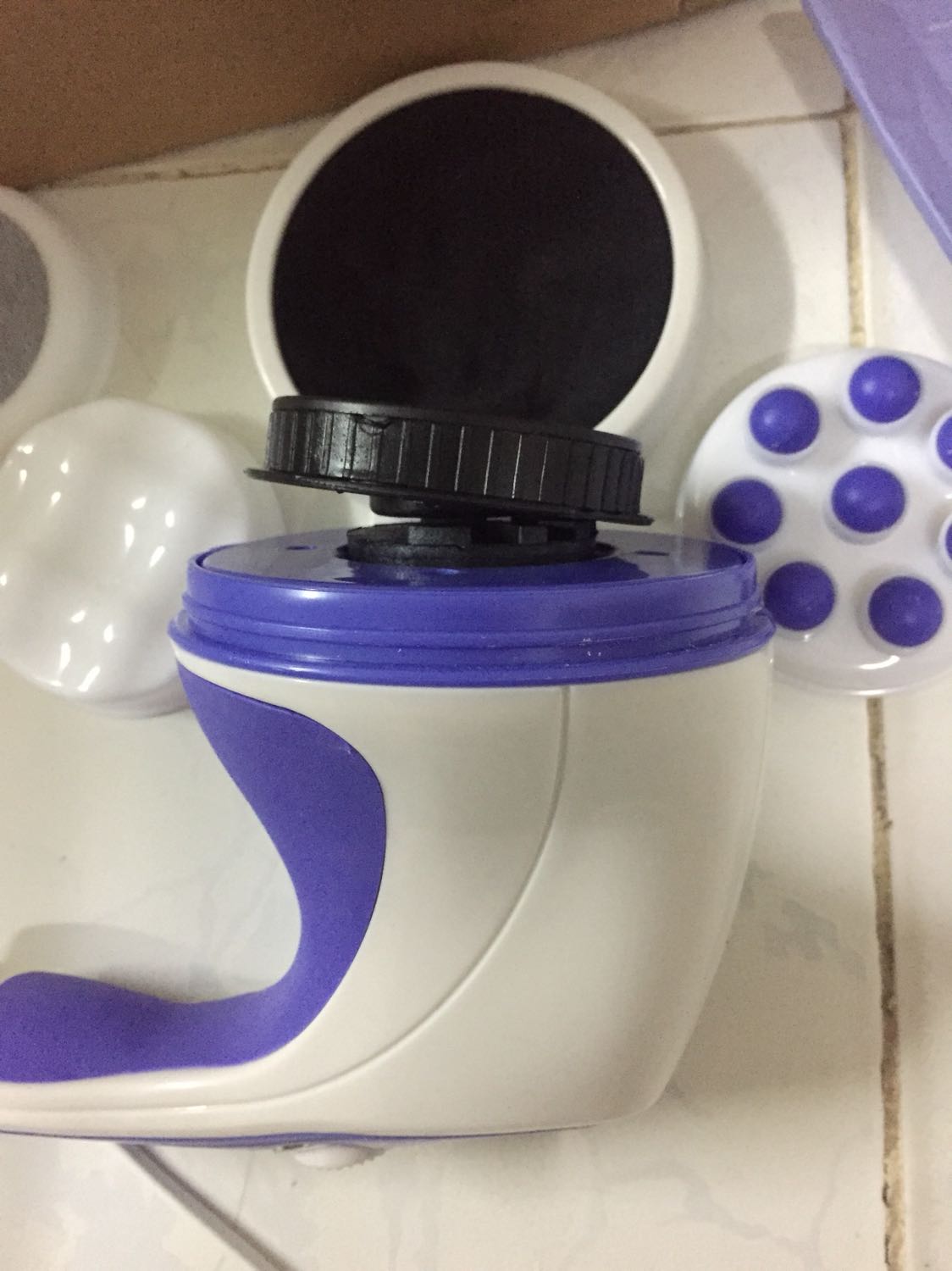 Sáng nay người thân của tôi gọi báo có bên Tiki giao hàng sớm hơn dự định vài ngày. Chiều đi làm về mở ra kiểm tra thì bộ phận xoay đã bị gãy 2 con vít ( chỉ còn 1 con vít là còn giữ lại bộ phận quay ).

Tôi rất không hài lòng về sản phẩm, bỏ tiền ra mua mà đổi lại sản phẩm ko như mong muốn.

Bây giờ tôi muốn trả lại sản phẩm này, bên bộ phận chăm sóc khách hàng của tiki phải cho người đến nhận lại sản phẩm này, hoặc phải đổi sản phẩm khác cho tôi. 

Chờ hồi âm từ tiki