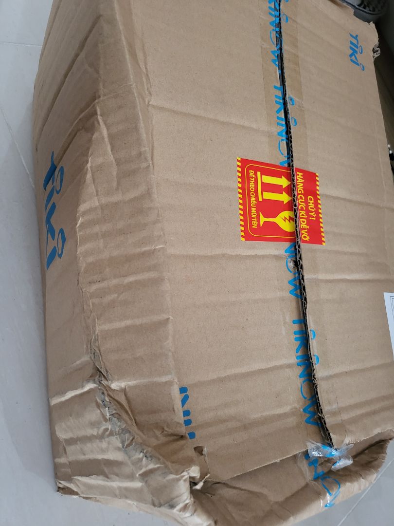 được tặng quà cũng dui nhưng mà cái thùng giao đến móp méo quá nhiều nên niềm vui giảm đi 1 nửa