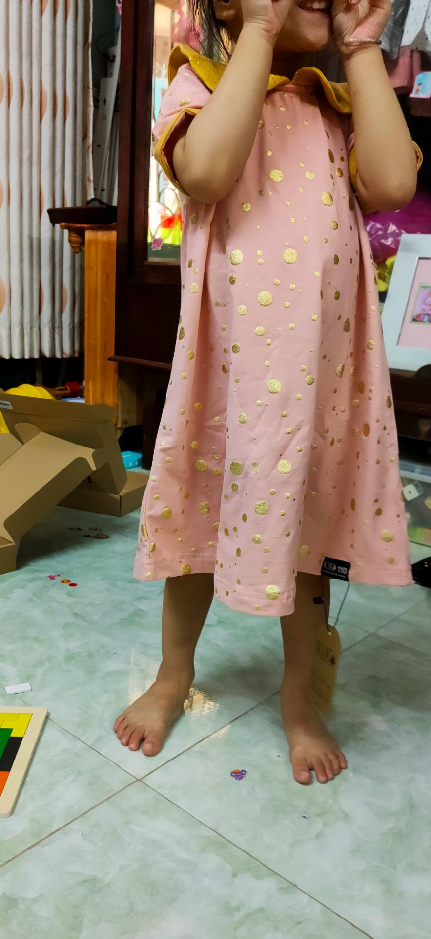 shop đóng gói rất cẩn thận, váy mặc vừa vặn mềm mại. bé đòi mặc hoài luôn