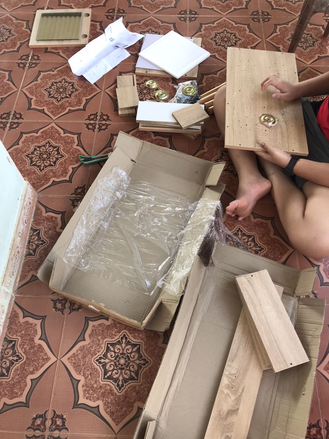 Sp nhìn tổng thể rất là đẹp
- lắp rắp quá là mệt phồng hết cả tay 2tieng mới xong
_ chất lượng thì tạm ổn.nên tránh nước và nơi ẩm không thì hư hết
_ m.n nhìn z chứ các học để chia ra nhỏ xíu à. Nói chung chả đựg được gì nhiều đâu. Mh không có 1lọ kem hay mặt nạ 
Mk đưng dc mấy cái cột tóc rồi lens nhỏ nhơ
Kem body với mấy đồ to hơn là phải bàn lên trên
_nói chung là ít đồ là con trai mua về decor chơi thì được
Còn các bạn nữ thì nên mua loại to luôn hoặc mua kệ ngang đựng cho đc nhiều