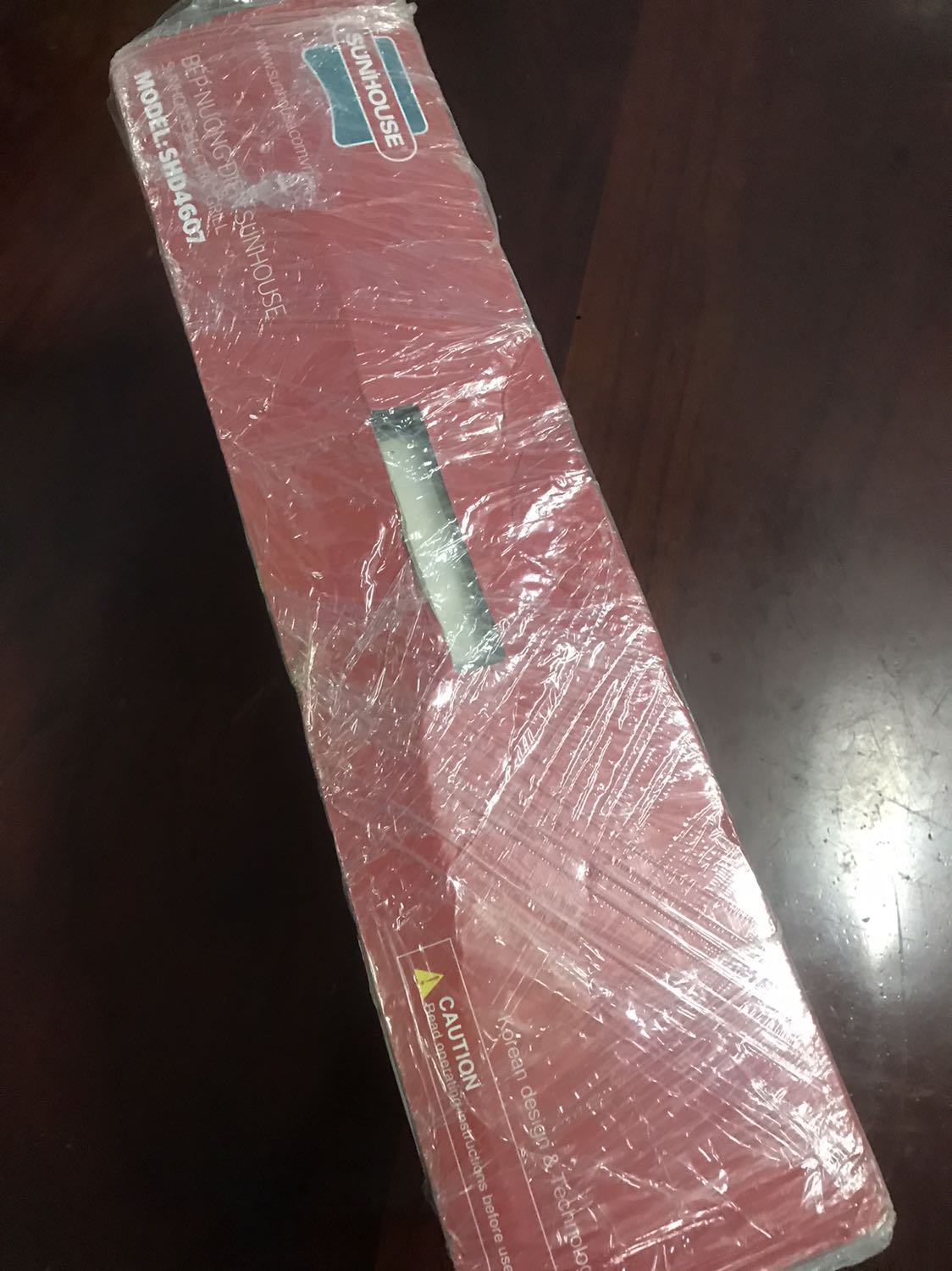 Giao hàng khá nhanh trước thời gian dự kiến. Mặc dù đóng gói chưa kỹ nhưng hàng về tay vẫn tốt không bị hư hại. Có hướng sách dẫn sử dụng dễ hiểu, có phiếu bảo hành. Mình chưa sử dụng nhưng nhìn rất thích!