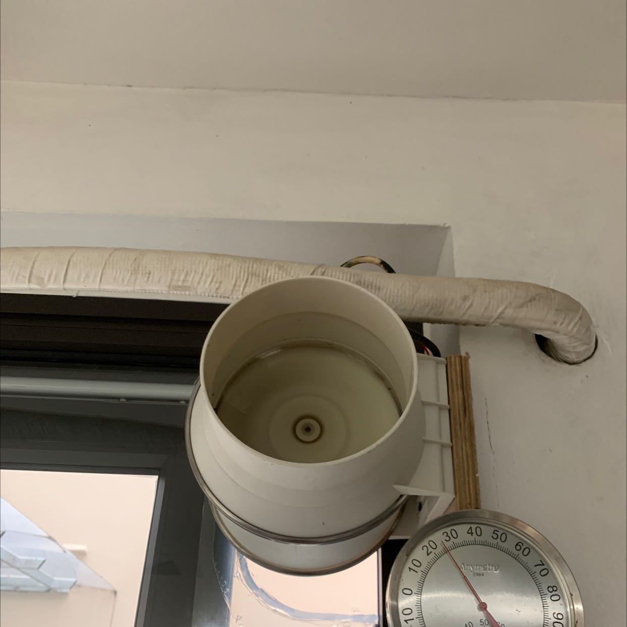 Quạt hơi ồn nhưng tác dụng thông gió thì khỏi phải bàn. Quạt hơi ồn nhưng tác dụng thông gió thì khỏi phải bàn.