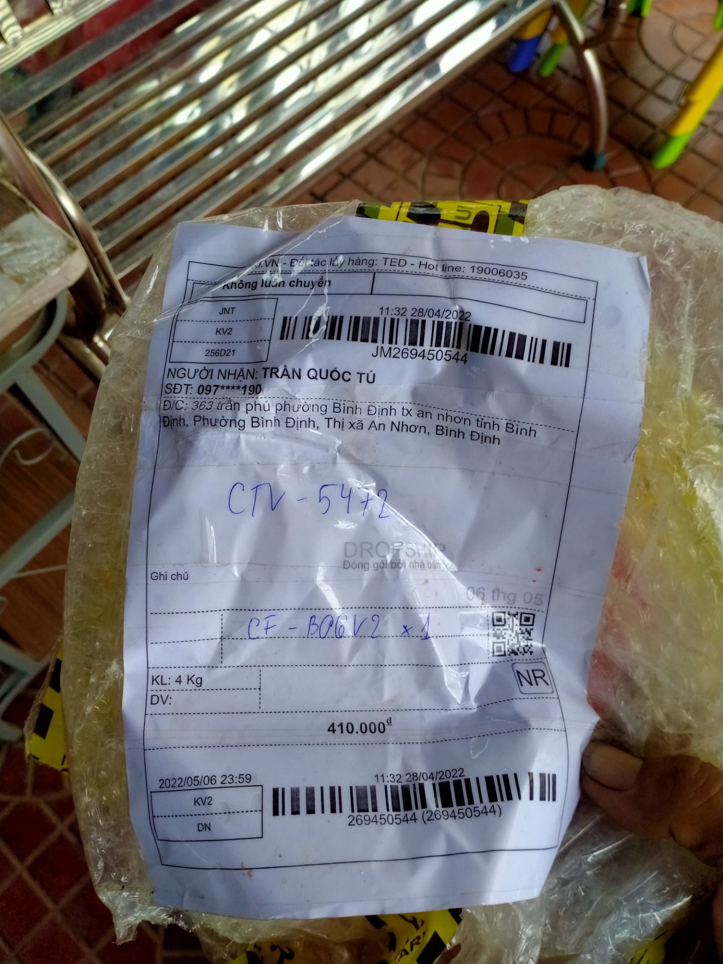 tôi yêu cầu đổi hàng không rượt xác cafe. cafe ra lỏng và xác cafe ra theo