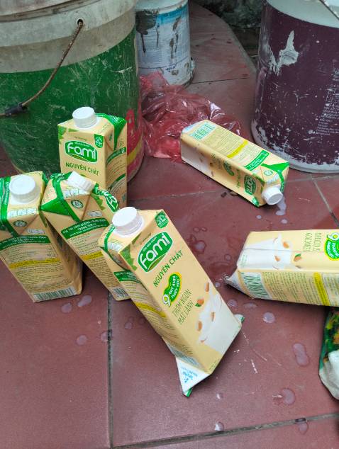 Đóng gói cẩu thả, hỏng gần hết các hộp.Mình vẫn nhận thay cho shipper vì lỗi từ khâu đóng gói.Vận chuyển cũng từ hà nội chứ không phải ở TP HCM.Sẽ không mua những mặt hàng dễ hỏng như này ở Tiki nữa.