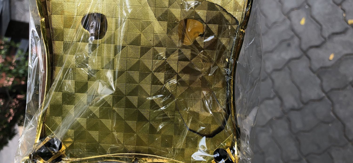 Hôm nay mình vừa nhận sản phẩm. Nó đẹp nhưng bị vỡ ở dưới. Mình có thể được đổi sản phẩm mới không?