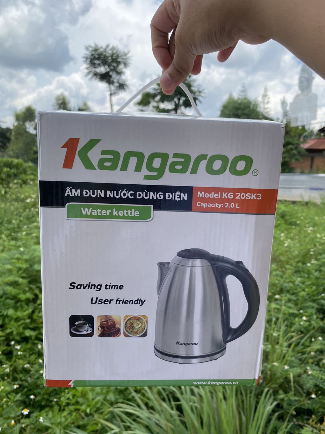 Tìm mãi mới có mẫu này 2 lít, Kangaroo với tầm giá này là ổn lắm đó.
Điều làm mình bất ngờ là cầm lên bình nước chắc cực, không bị ọp ẹp như Sunhouse mua ở siêu thị. Đun lần đầu mình bỏ miếng chanh vàng vô là hết mùi mới liền.
Chỉ có điều lưu ý duy nhất là vì là vỏ inox nên lúc đun không để ý sẽ bị bỏng, nóng tay.