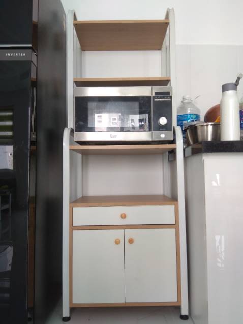 Hình dáng + màu sắc như hình. 
Độ hoàn thiện cao, đường nét tinh tế.
Cửa dùng bản lề hơi, đóng êm. 
Mặt kệ đẹp, khung kệ đứng vững vàng.
Nhân viên giao hàng có hẹn trước + đúng lịch. Nhiệt tình hỗ trợ lắp ráp