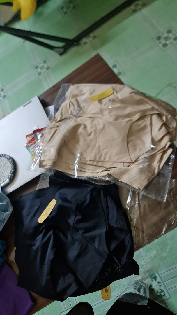 mình đặt 4 set ( mỗi set 10 quần) đều chọn mix màu, nhưng lại gửi 1 bịch toàn màu da, 1 bịch toàn màu đen.
Nhắn tin thì shop xem nhưng ko có phản hồi gì. 
Chất lượng quần thì chỉ ở mức được, nhưng bán hàng kiểu 1 lần rồi thôi. Ko nên mua