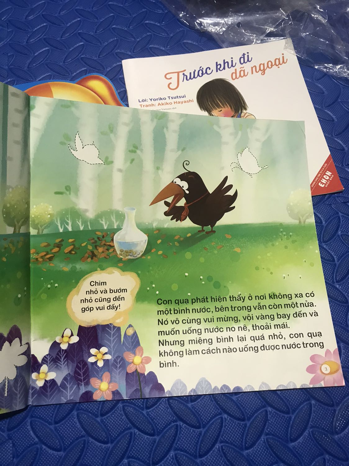 Shop đóng gói cẩn thận. Sách in màu bìa bóng. Khổ to. Gồm 3 câu chuyện Quạ uống nước trong bình. Cô bé quàng khăn đỏ!va 1 truyện nữa mình quên rồi. Toàn truyện kinh điển. Sale 12k. Hình vẽ dễ thương. Kèm theo 2 trang hình dán siêu yêu