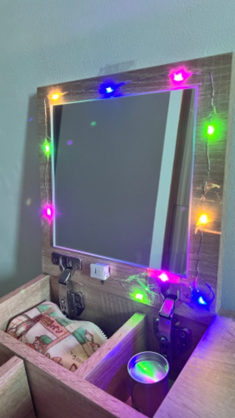 Thiệt tình là đinh ninh shop có cho phương án lựa chọn ánh sáng trắng hay ánh sáng màu! Nhưng không được! 
Cơ mà bà xã vẫn rất ưng ý! Còn thời lượng pin thì chắc phải sau thời gian mới kiểm chứng được!