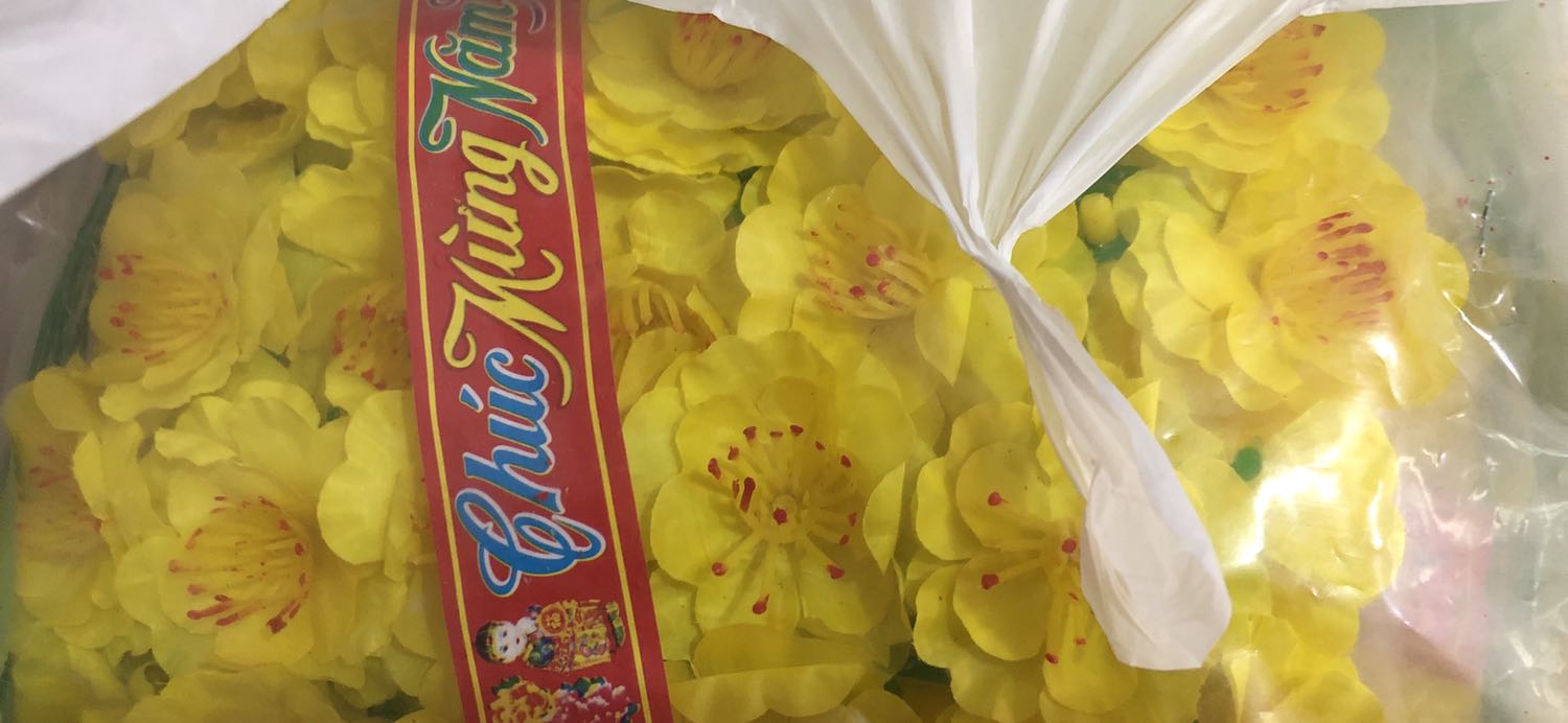 Shop giao đầy đủ, bên trong có nhiều dây kẽm, dùng đủ để gắn vào cây làm mai tết