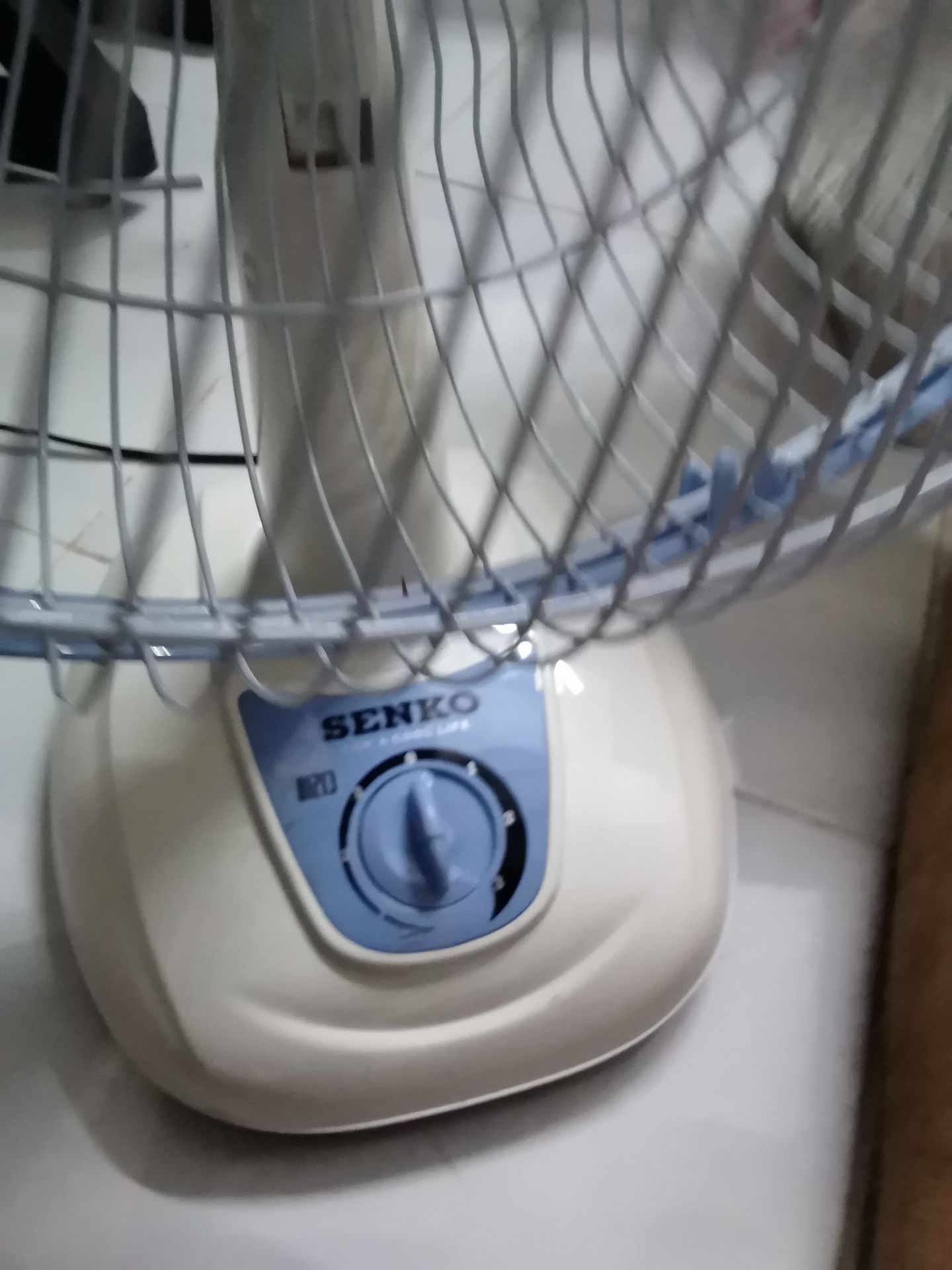 Giao hàng vỡ, nút nguồn bị vỡ. K có mảnh vỡ trong hộp. 1 sao. Muốn đổi trả hàng