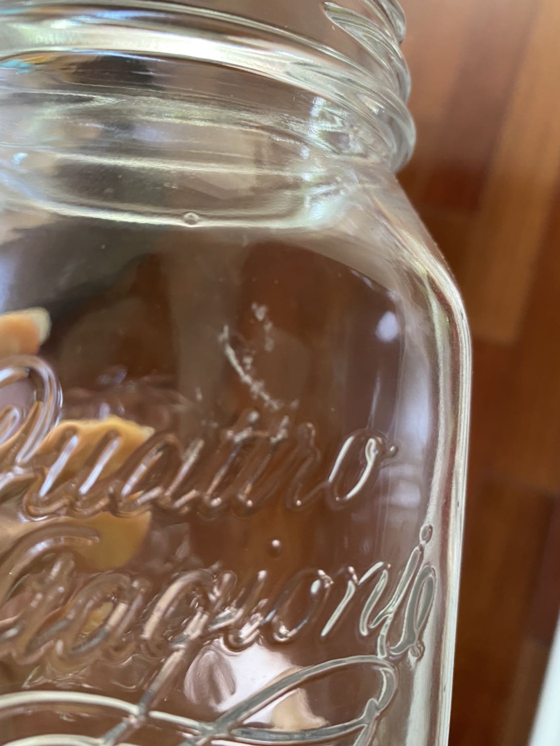 Tôi nhận dc hàng thì 4 bình thuỷ tinh đóng bó vào nhau ở giữa ko có chèn bìa gì cả làm cho các bình cọ xát vào nhau trong quá trình vận chuyển, cả 4 bình đều bị trầy xước nặng, đề nghị tiki đổi hàng cho tôi