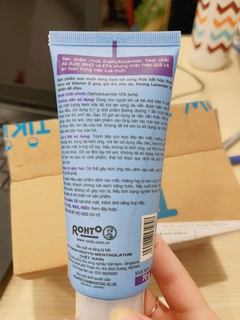 Thấy nhiều ng review khen nên mua dùng thử, mùi oải hương thơm dễ chịu, kem thấm nhanh, tuýp nhỏ gọn có thể tiện đem theo