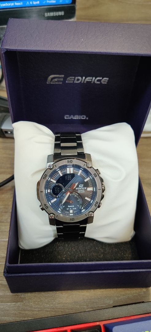 Sản phẩm đẹp, đeo đầm tay, +10 điểm trưởng thành khi đeo mẫu đồng hồ dây kim loại này. Có thể mua thêm dây da để thay đổi cho mới mẻ.