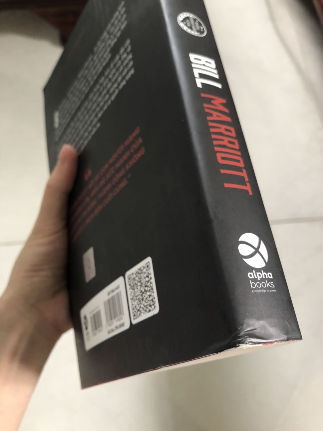 - Sách khá đẹp nhưng lần này mua lại bị gãy ở góc nên hơi thất vọng vì đây là quyển mình rất thích. Hi vọng tiki gói hàng kĩ hơn để sách không bị gãy trong quá trình vận chuyển. Bù lại giao hàng nhanh nên vẫn cho 5*